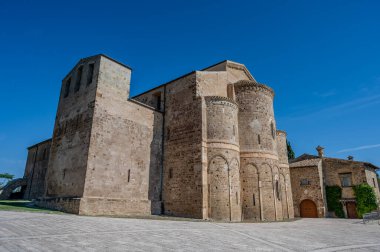 Adriyatik Denizi 'ne bakan bir tepenin üzerindeki Fossacesia belediyesinde bulunan bir Hıristiyan manastırı. Kompleks bir bazilika ve yakınlardaki bir manastırdan oluşuyor..