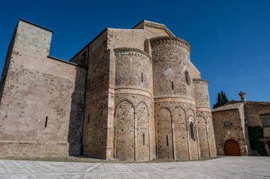 Adriyatik Denizi 'ne bakan bir tepenin üzerindeki Fossacesia belediyesinde bulunan bir Hıristiyan manastırı. Kompleks bir bazilika ve yakınlardaki bir manastırdan oluşuyor..