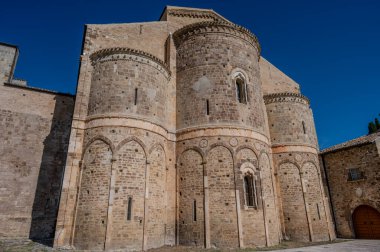 Adriyatik Denizi 'ne bakan bir tepenin üzerindeki Fossacesia belediyesinde bulunan bir Hıristiyan manastırı. Kompleks bir bazilika ve yakınlardaki bir manastırdan oluşuyor..