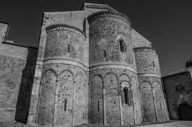 Adriyatik Denizi 'ne bakan bir tepenin üzerindeki Fossacesia belediyesinde bulunan bir Hıristiyan manastırı. Kompleks bir bazilika ve yakınlardaki bir manastırdan oluşuyor..