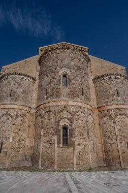 Adriyatik Denizi 'ne bakan bir tepenin üzerindeki Fossacesia belediyesinde bulunan bir Hıristiyan manastırı. Kompleks bir bazilika ve yakınlardaki bir manastırdan oluşuyor..