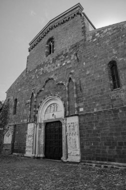 Adriyatik Denizi 'ne bakan bir tepenin üzerindeki Fossacesia belediyesinde bulunan bir Hıristiyan manastırı. Kompleks bir bazilika ve yakınlardaki bir manastırdan oluşuyor..