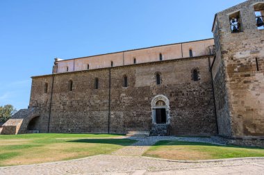Adriyatik Denizi 'ne bakan bir tepenin üzerindeki Fossacesia belediyesinde bulunan bir Hıristiyan manastırı. Kompleks bir bazilika ve yakınlardaki bir manastırdan oluşuyor..