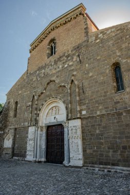 Adriyatik Denizi 'ne bakan bir tepenin üzerindeki Fossacesia belediyesinde bulunan bir Hıristiyan manastırı. Kompleks bir bazilika ve yakınlardaki bir manastırdan oluşuyor..