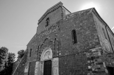 Adriyatik Denizi 'ne bakan bir tepenin üzerindeki Fossacesia belediyesinde bulunan bir Hıristiyan manastırı. Kompleks bir bazilika ve yakınlardaki bir manastırdan oluşuyor..