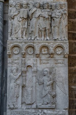 Adriyatik Denizi 'ne bakan bir tepenin üzerindeki Fossacesia belediyesinde bulunan bir Hıristiyan manastırı. Kompleks bir bazilika ve yakınlardaki bir manastırdan oluşuyor..