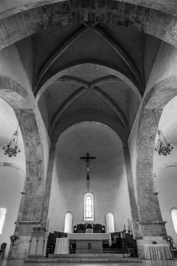 Adriyatik Denizi 'ne bakan bir tepenin üzerindeki Fossacesia belediyesinde bulunan bir Hıristiyan manastırı. Kompleks bir bazilika ve yakınlardaki bir manastırdan oluşuyor..