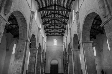 Adriyatik Denizi 'ne bakan bir tepenin üzerindeki Fossacesia belediyesinde bulunan bir Hıristiyan manastırı. Kompleks bir bazilika ve yakınlardaki bir manastırdan oluşuyor..