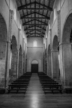 Adriyatik Denizi 'ne bakan bir tepenin üzerindeki Fossacesia belediyesinde bulunan bir Hıristiyan manastırı. Kompleks bir bazilika ve yakınlardaki bir manastırdan oluşuyor..