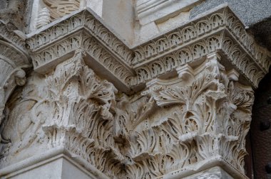 Adriyatik Denizi 'ne bakan bir tepenin üzerindeki Fossacesia belediyesinde bulunan bir Hıristiyan manastırı. Kompleks bir bazilika ve yakınlardaki bir manastırdan oluşuyor..