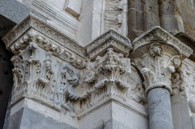 Adriyatik Denizi 'ne bakan bir tepenin üzerindeki Fossacesia belediyesinde bulunan bir Hıristiyan manastırı. Kompleks bir bazilika ve yakınlardaki bir manastırdan oluşuyor..