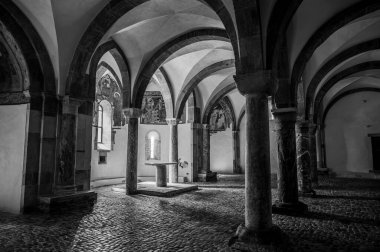 Adriyatik Denizi 'ne bakan bir tepenin üzerindeki Fossacesia belediyesinde bulunan bir Hıristiyan manastırı. Kompleks bir bazilika ve yakınlardaki bir manastırdan oluşuyor..