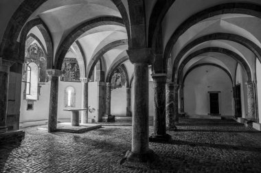 Adriyatik Denizi 'ne bakan bir tepenin üzerindeki Fossacesia belediyesinde bulunan bir Hıristiyan manastırı. Kompleks bir bazilika ve yakınlardaki bir manastırdan oluşuyor..