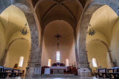 Adriyatik Denizi 'ne bakan bir tepenin üzerindeki Fossacesia belediyesinde bulunan bir Hıristiyan manastırı. Kompleks bir bazilika ve yakınlardaki bir manastırdan oluşuyor..