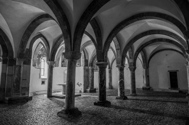 Adriyatik Denizi 'ne bakan bir tepenin üzerindeki Fossacesia belediyesinde bulunan bir Hıristiyan manastırı. Kompleks bir bazilika ve yakınlardaki bir manastırdan oluşuyor..