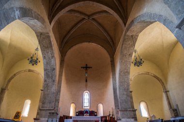 Adriyatik Denizi 'ne bakan bir tepenin üzerindeki Fossacesia belediyesinde bulunan bir Hıristiyan manastırı. Kompleks bir bazilika ve yakınlardaki bir manastırdan oluşuyor..