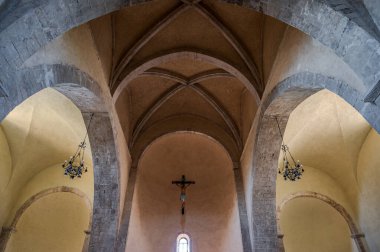 Adriyatik Denizi 'ne bakan bir tepenin üzerindeki Fossacesia belediyesinde bulunan bir Hıristiyan manastırı. Kompleks bir bazilika ve yakınlardaki bir manastırdan oluşuyor..