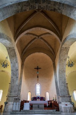 Adriyatik Denizi 'ne bakan bir tepenin üzerindeki Fossacesia belediyesinde bulunan bir Hıristiyan manastırı. Kompleks bir bazilika ve yakınlardaki bir manastırdan oluşuyor..