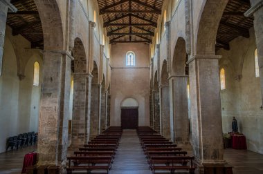 Adriyatik Denizi 'ne bakan bir tepenin üzerindeki Fossacesia belediyesinde bulunan bir Hıristiyan manastırı. Kompleks bir bazilika ve yakınlardaki bir manastırdan oluşuyor..