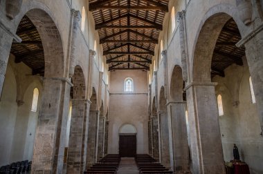 Adriyatik Denizi 'ne bakan bir tepenin üzerindeki Fossacesia belediyesinde bulunan bir Hıristiyan manastırı. Kompleks bir bazilika ve yakınlardaki bir manastırdan oluşuyor..