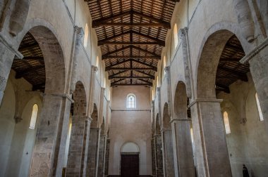 Adriyatik Denizi 'ne bakan bir tepenin üzerindeki Fossacesia belediyesinde bulunan bir Hıristiyan manastırı. Kompleks bir bazilika ve yakınlardaki bir manastırdan oluşuyor..