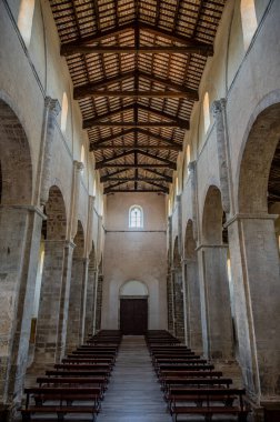 Adriyatik Denizi 'ne bakan bir tepenin üzerindeki Fossacesia belediyesinde bulunan bir Hıristiyan manastırı. Kompleks bir bazilika ve yakınlardaki bir manastırdan oluşuyor..