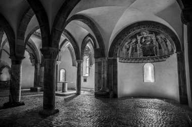 Adriyatik Denizi 'ne bakan bir tepenin üzerindeki Fossacesia belediyesinde bulunan bir Hıristiyan manastırı. Kompleks bir bazilika ve yakınlardaki bir manastırdan oluşuyor..