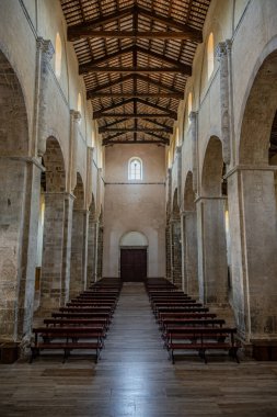 Adriyatik Denizi 'ne bakan bir tepenin üzerindeki Fossacesia belediyesinde bulunan bir Hıristiyan manastırı. Kompleks bir bazilika ve yakınlardaki bir manastırdan oluşuyor..