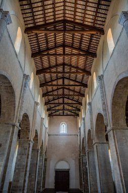 Adriyatik Denizi 'ne bakan bir tepenin üzerindeki Fossacesia belediyesinde bulunan bir Hıristiyan manastırı. Kompleks bir bazilika ve yakınlardaki bir manastırdan oluşuyor..
