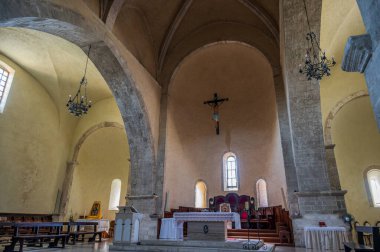 Adriyatik Denizi 'ne bakan bir tepenin üzerindeki Fossacesia belediyesinde bulunan bir Hıristiyan manastırı. Kompleks bir bazilika ve yakınlardaki bir manastırdan oluşuyor..