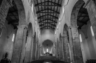 Adriyatik Denizi 'ne bakan bir tepenin üzerindeki Fossacesia belediyesinde bulunan bir Hıristiyan manastırı. Kompleks bir bazilika ve yakınlardaki bir manastırdan oluşuyor..