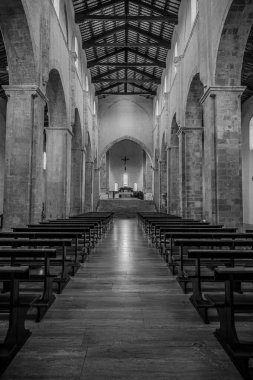 Adriyatik Denizi 'ne bakan bir tepenin üzerindeki Fossacesia belediyesinde bulunan bir Hıristiyan manastırı. Kompleks bir bazilika ve yakınlardaki bir manastırdan oluşuyor..