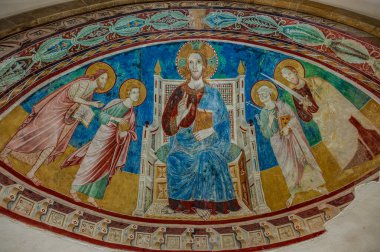 Adriyatik Denizi 'ne bakan bir tepenin üzerindeki Fossacesia belediyesinde bulunan bir Hıristiyan manastırı. Kompleks bir bazilika ve yakınlardaki bir manastırdan oluşuyor..