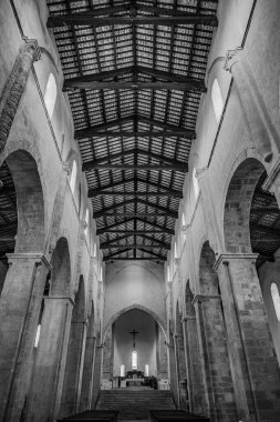 Adriyatik Denizi 'ne bakan bir tepenin üzerindeki Fossacesia belediyesinde bulunan bir Hıristiyan manastırı. Kompleks bir bazilika ve yakınlardaki bir manastırdan oluşuyor..
