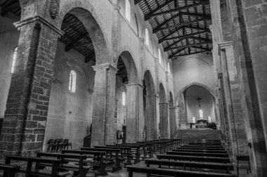 Adriyatik Denizi 'ne bakan bir tepenin üzerindeki Fossacesia belediyesinde bulunan bir Hıristiyan manastırı. Kompleks bir bazilika ve yakınlardaki bir manastırdan oluşuyor..