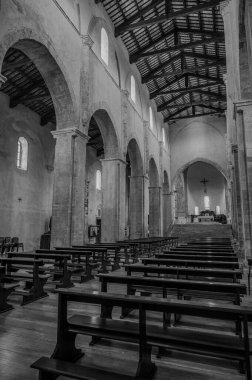 Adriyatik Denizi 'ne bakan bir tepenin üzerindeki Fossacesia belediyesinde bulunan bir Hıristiyan manastırı. Kompleks bir bazilika ve yakınlardaki bir manastırdan oluşuyor..