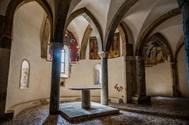 Adriyatik Denizi 'ne bakan bir tepenin üzerindeki Fossacesia belediyesinde bulunan bir Hıristiyan manastırı. Kompleks bir bazilika ve yakınlardaki bir manastırdan oluşuyor..