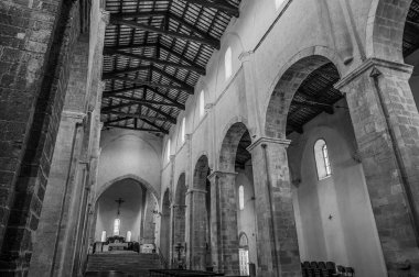 Adriyatik Denizi 'ne bakan bir tepenin üzerindeki Fossacesia belediyesinde bulunan bir Hıristiyan manastırı. Kompleks bir bazilika ve yakınlardaki bir manastırdan oluşuyor..