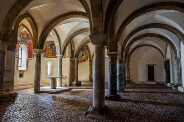 Adriyatik Denizi 'ne bakan bir tepenin üzerindeki Fossacesia belediyesinde bulunan bir Hıristiyan manastırı. Kompleks bir bazilika ve yakınlardaki bir manastırdan oluşuyor..