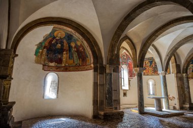 Adriyatik Denizi 'ne bakan bir tepenin üzerindeki Fossacesia belediyesinde bulunan bir Hıristiyan manastırı. Kompleks bir bazilika ve yakınlardaki bir manastırdan oluşuyor..