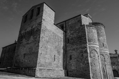 Adriyatik Denizi 'ne bakan bir tepenin üzerindeki Fossacesia belediyesinde bulunan bir Hıristiyan manastırı. Kompleks bir bazilika ve yakınlardaki bir manastırdan oluşuyor..