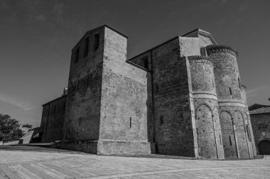 Adriyatik Denizi 'ne bakan bir tepenin üzerindeki Fossacesia belediyesinde bulunan bir Hıristiyan manastırı. Kompleks bir bazilika ve yakınlardaki bir manastırdan oluşuyor..