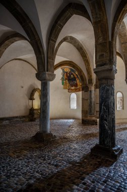 Adriyatik Denizi 'ne bakan bir tepenin üzerindeki Fossacesia belediyesinde bulunan bir Hıristiyan manastırı. Kompleks bir bazilika ve yakınlardaki bir manastırdan oluşuyor..