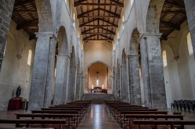 Adriyatik Denizi 'ne bakan bir tepenin üzerindeki Fossacesia belediyesinde bulunan bir Hıristiyan manastırı. Kompleks bir bazilika ve yakınlardaki bir manastırdan oluşuyor..