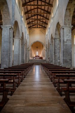 Adriyatik Denizi 'ne bakan bir tepenin üzerindeki Fossacesia belediyesinde bulunan bir Hıristiyan manastırı. Kompleks bir bazilika ve yakınlardaki bir manastırdan oluşuyor..