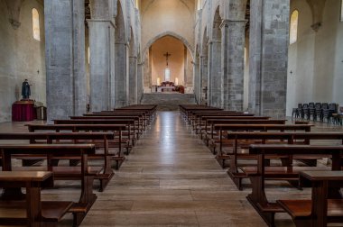 Adriyatik Denizi 'ne bakan bir tepenin üzerindeki Fossacesia belediyesinde bulunan bir Hıristiyan manastırı. Kompleks bir bazilika ve yakınlardaki bir manastırdan oluşuyor..