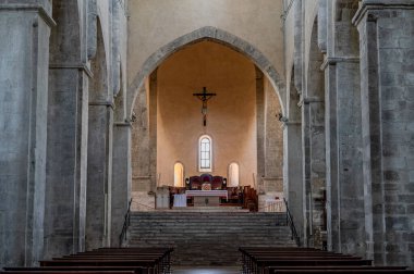 Adriyatik Denizi 'ne bakan bir tepenin üzerindeki Fossacesia belediyesinde bulunan bir Hıristiyan manastırı. Kompleks bir bazilika ve yakınlardaki bir manastırdan oluşuyor..