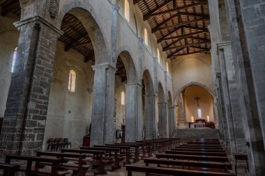 Adriyatik Denizi 'ne bakan bir tepenin üzerindeki Fossacesia belediyesinde bulunan bir Hıristiyan manastırı. Kompleks bir bazilika ve yakınlardaki bir manastırdan oluşuyor..