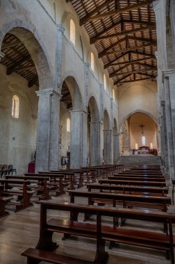 Adriyatik Denizi 'ne bakan bir tepenin üzerindeki Fossacesia belediyesinde bulunan bir Hıristiyan manastırı. Kompleks bir bazilika ve yakınlardaki bir manastırdan oluşuyor..