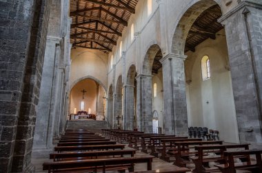 Adriyatik Denizi 'ne bakan bir tepenin üzerindeki Fossacesia belediyesinde bulunan bir Hıristiyan manastırı. Kompleks bir bazilika ve yakınlardaki bir manastırdan oluşuyor..